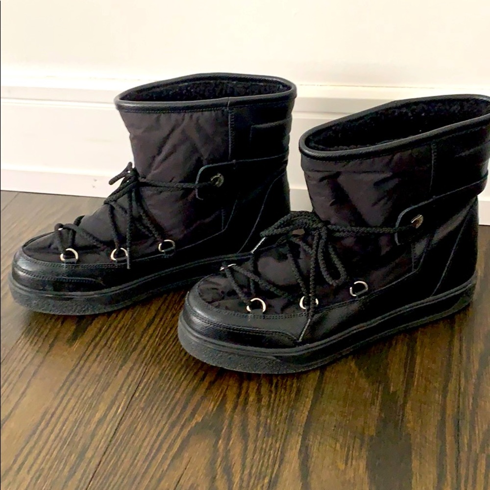 Moncler winter boots! Size 9, Black, gently used
